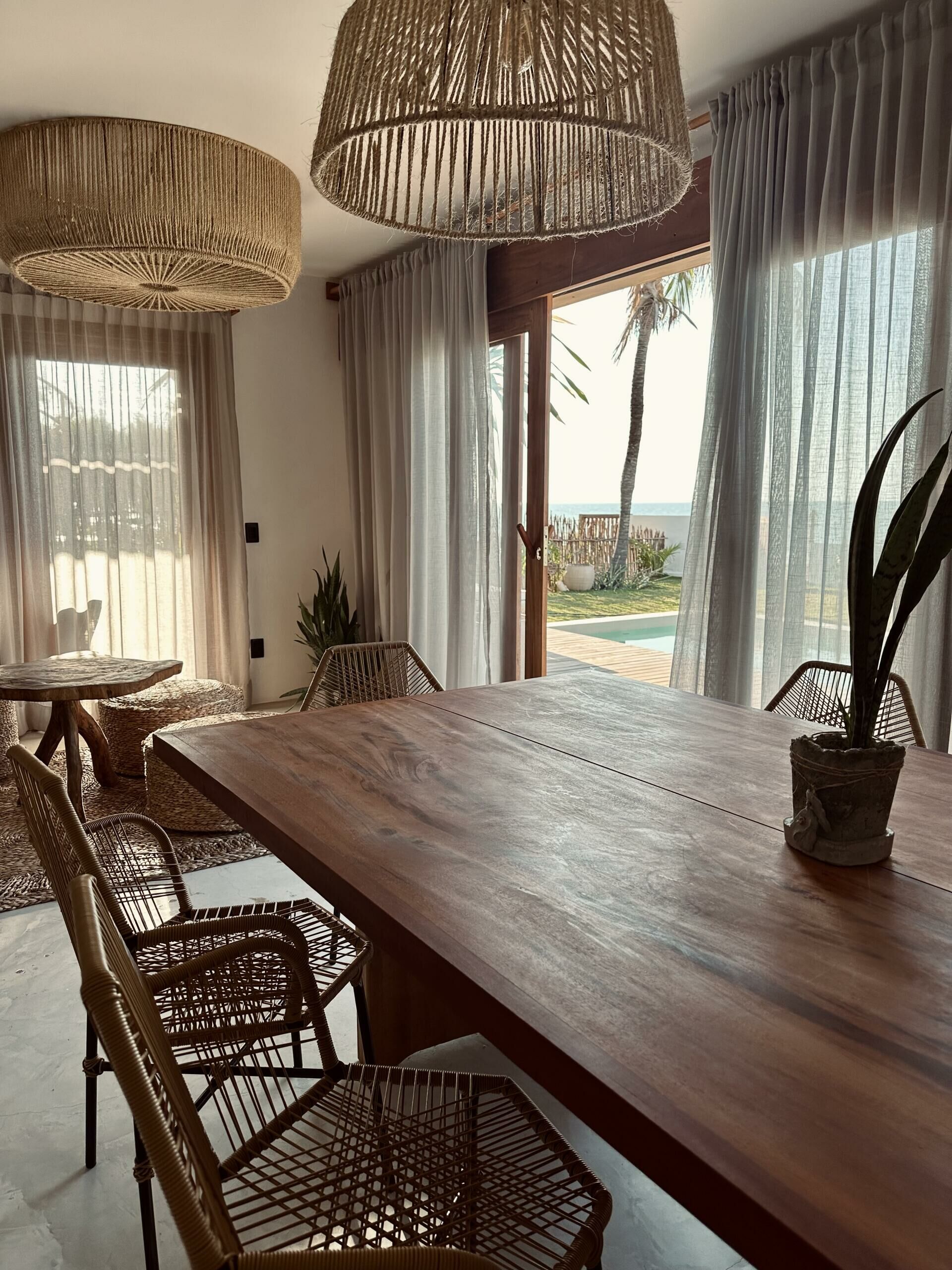 Imagem de Casa com vista para o mar, piscina e varanda, com arquitetura rústica em Icaraizinho de Amontada